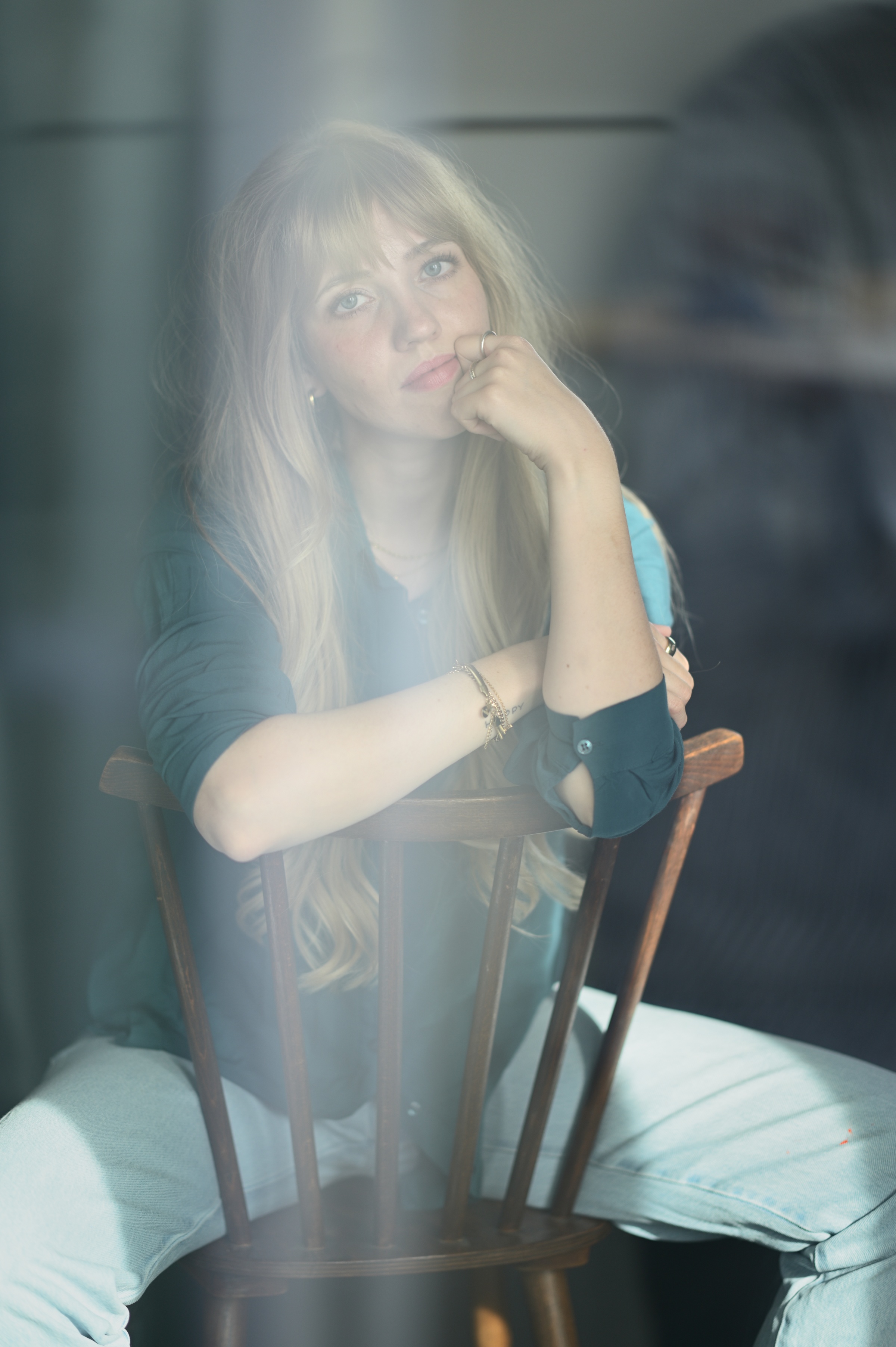 Vanessa im Fensterlicht