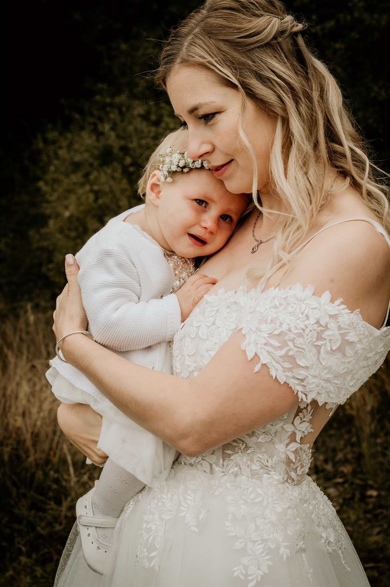 Tränen im Licht der Fürsorge einer Mama