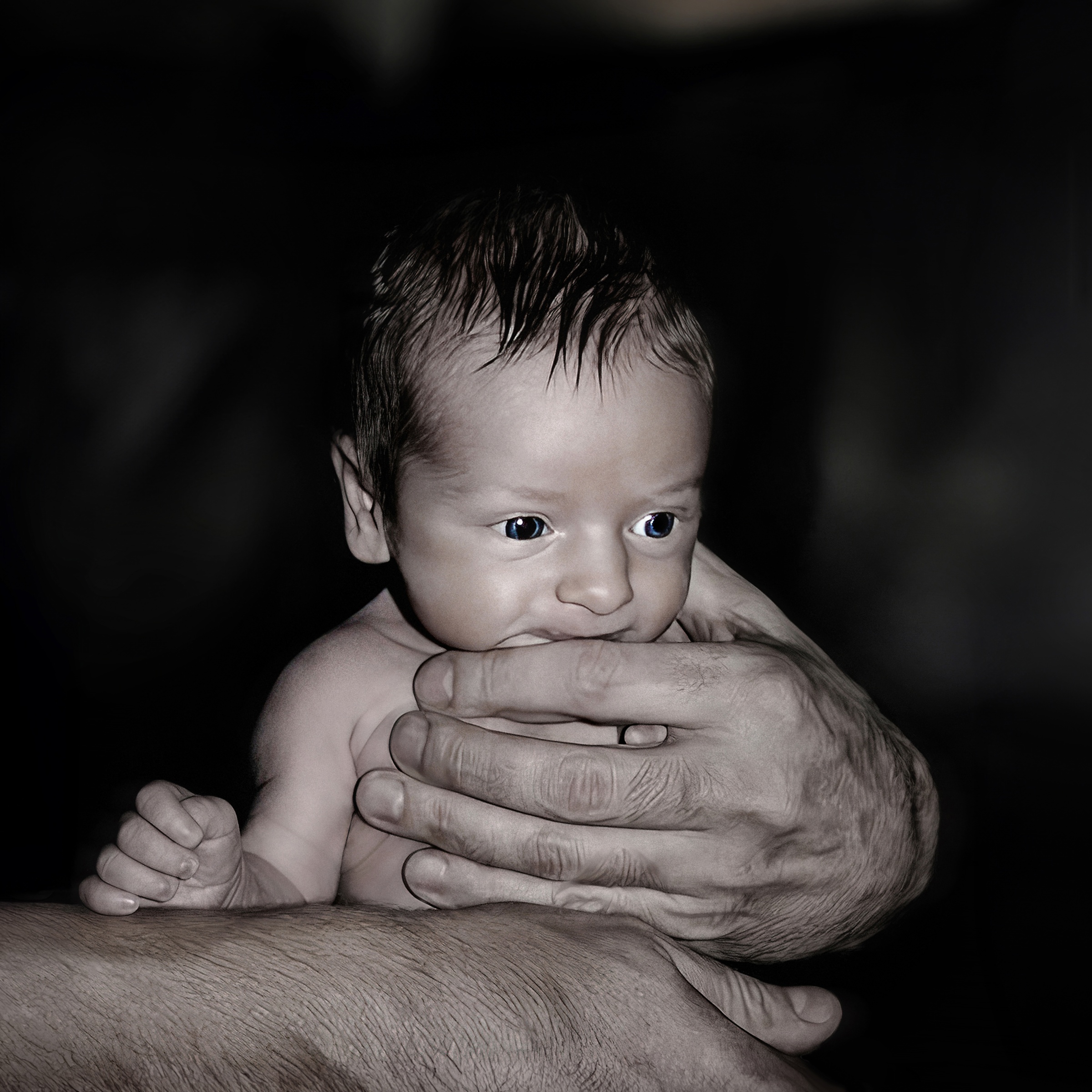 Geborgenheit in Papas Händen