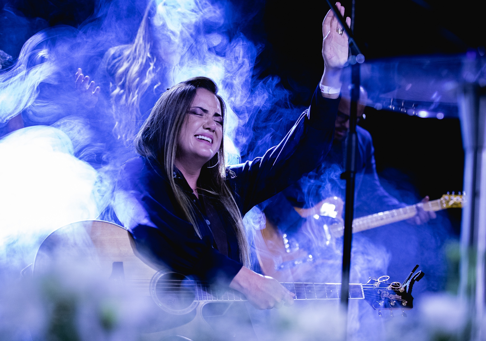 Entre accords et larmes, un cœur entièrement rendu.