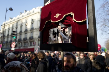 Fragender kritischer Blick