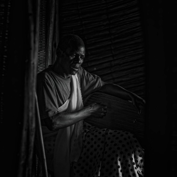 Traditioneller Musiker in den Virunga-Bergen in Ruanda, Afrika